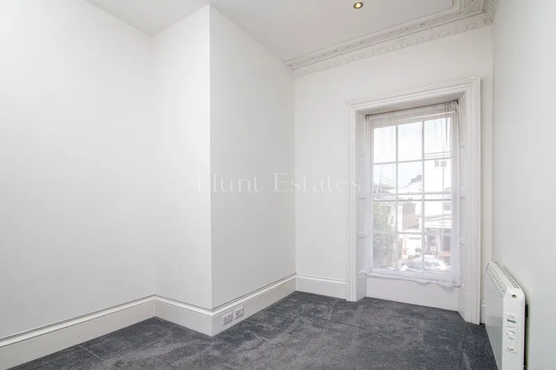 Light and airy two bedroom apartment in a quiet location — photograph 9