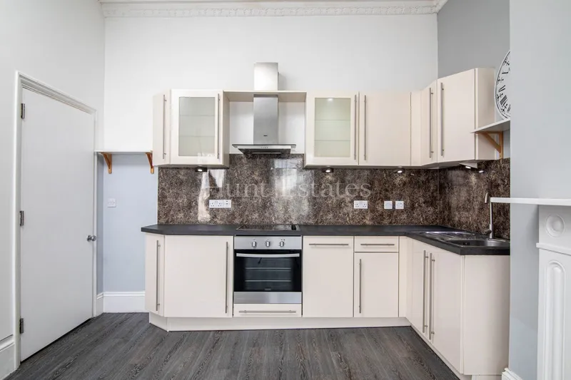 Light and airy two bedroom apartment in a quiet location — photograph 4
