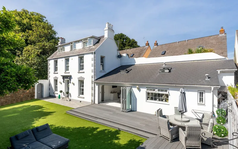 Beautifully Presented Victorian House With A Suntrap Garden — main photograph