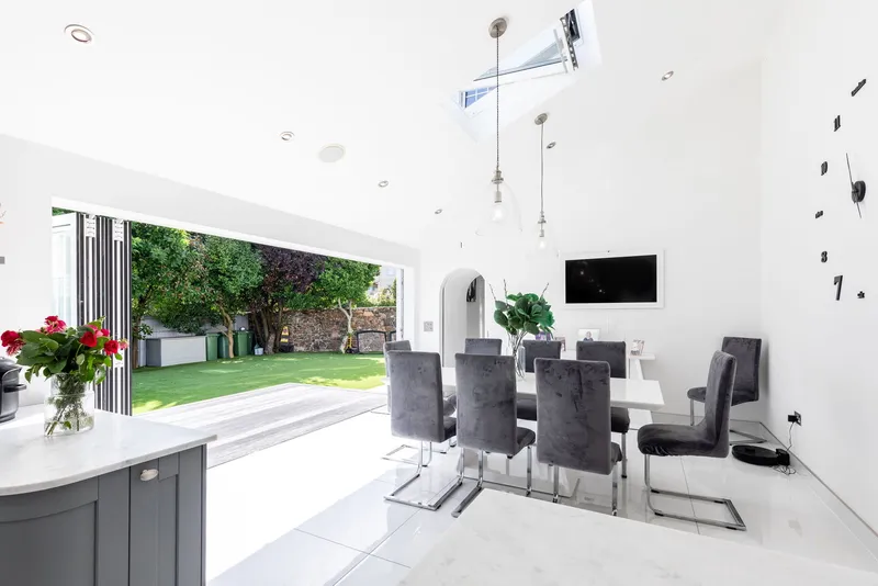 Beautifully Presented Victorian House With A Suntrap Garden — photograph 9