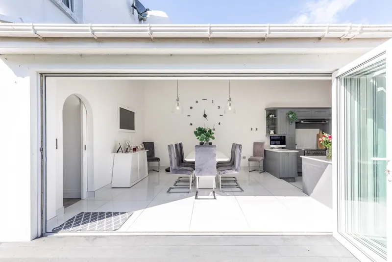 Beautifully Presented Victorian House With A Suntrap Garden — photograph 2