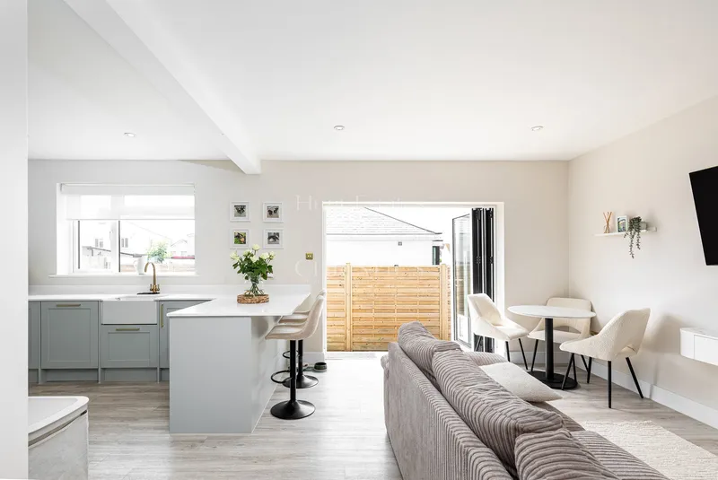 Beautifully Renovated Two-Bedroom Detached Home — photograph 6