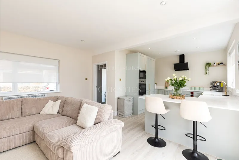 Beautifully Renovated Two-Bedroom Detached Home — photograph 4
