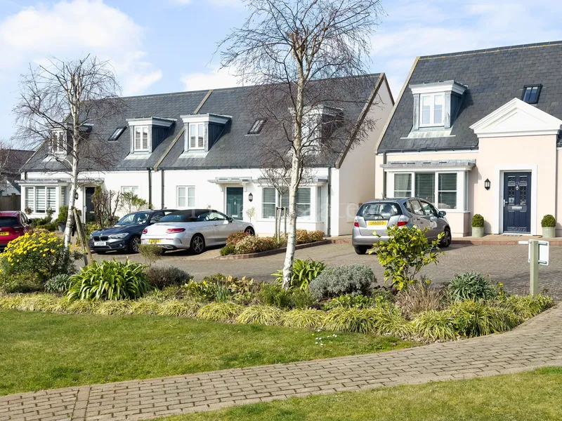 An immaculate two bedroom, two bathroom house – over 55’s only — main photograph