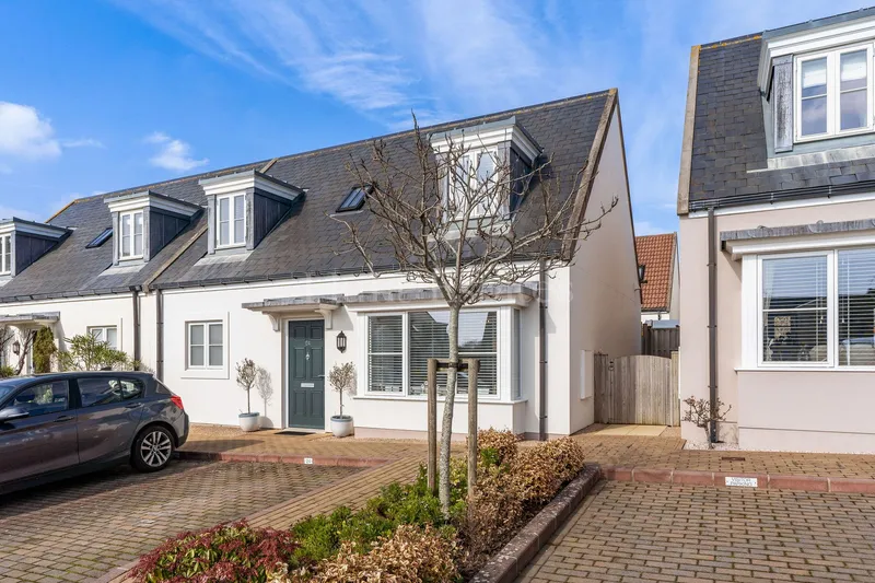 An immaculate two bedroom, two bathroom house – over 55’s only — photograph 2