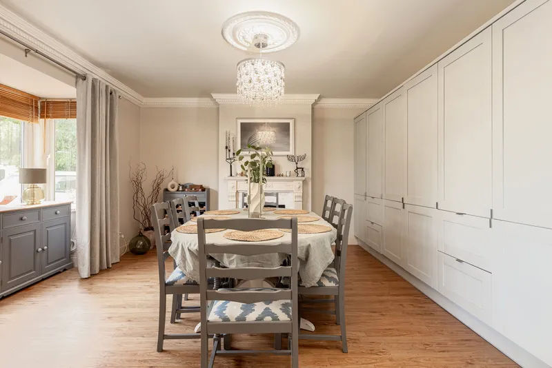 Exceptional Six Bedroom Home with 4,000 Sq. Ft of Versatile Accommodation — photograph 5