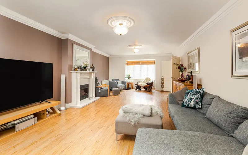 Exceptional Six Bedroom Home with 4,000 Sq. Ft of Versatile Accommodation — photograph 3