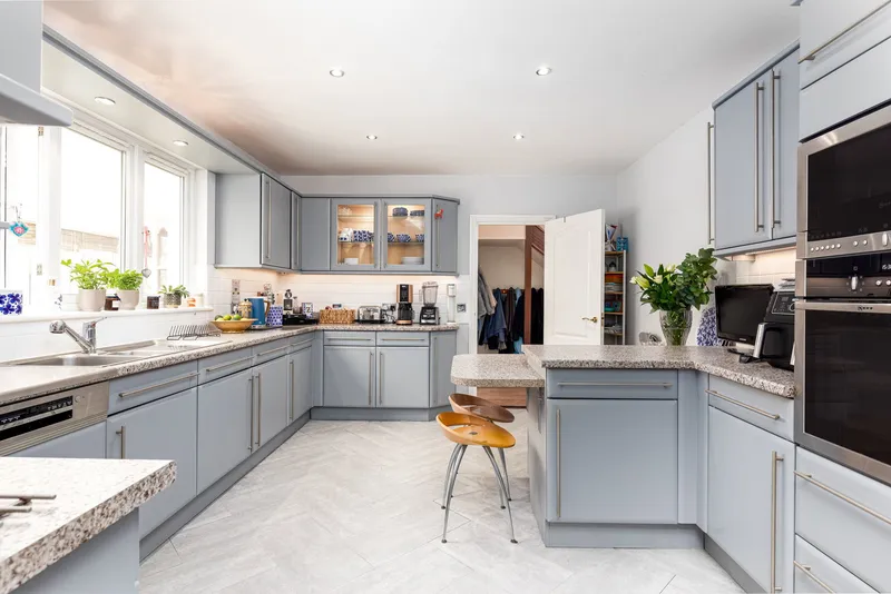 Exceptional Six Bedroom Home with 4,000 Sq. Ft of Versatile Accommodation — photograph 8