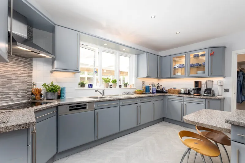 Exceptional Six Bedroom Home with 4,000 Sq. Ft of Versatile Accommodation — photograph 9