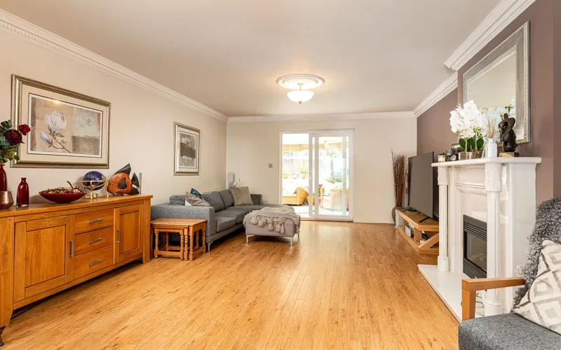 Exceptional Six Bedroom Home with 4,000 Sq. Ft of Versatile Accommodation — photograph 2