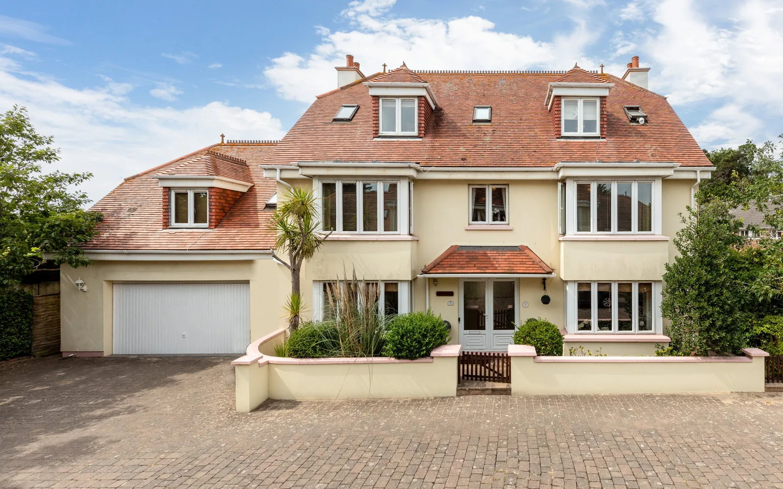 Exceptional Six Bedroom Home with 4,000 Sq. Ft of Versatile Accommodation — main photograph