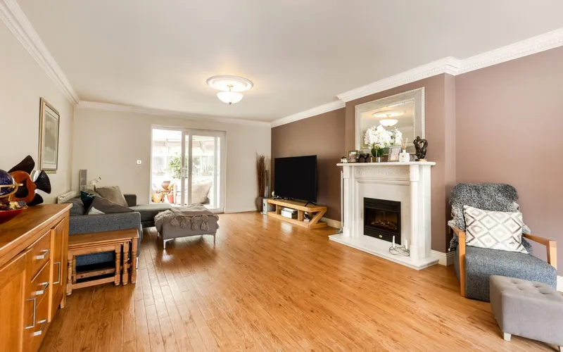 Exceptional Six Bedroom Home with 4,000 Sq. Ft of Versatile Accommodation — photograph 4