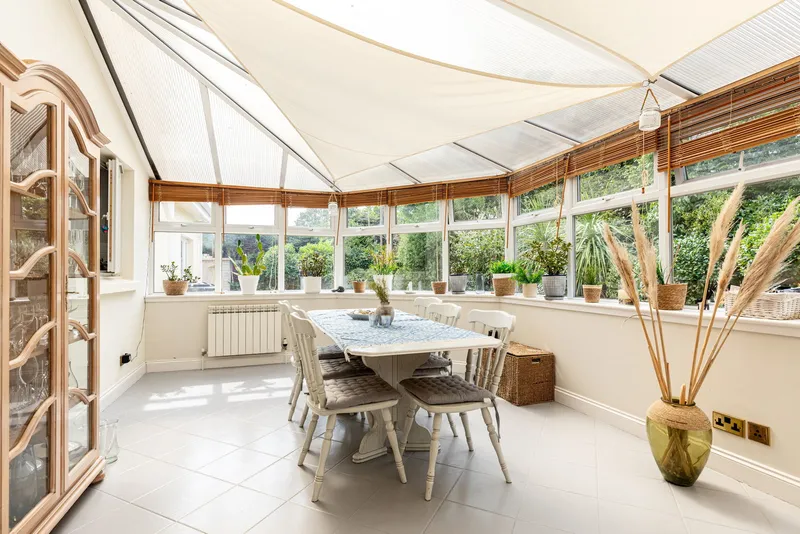Exceptional Six Bedroom Home with 4,000 Sq. Ft of Versatile Accommodation — photograph 6