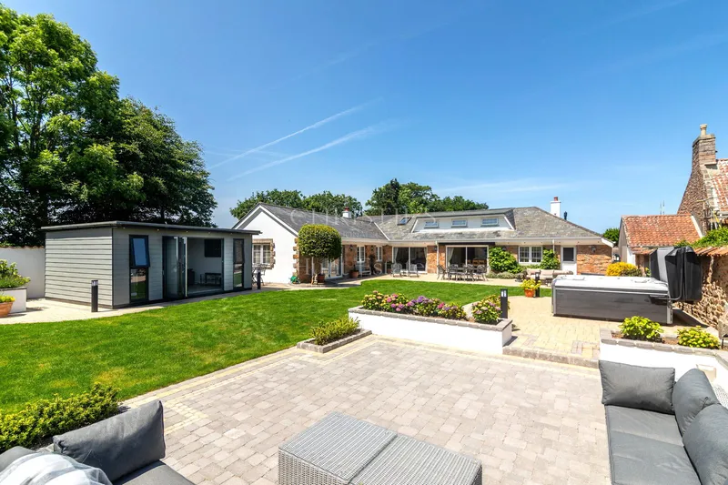 Substantial 4 Bedroom Dormer Bungalow In A Delightful Rural Setting — main photograph