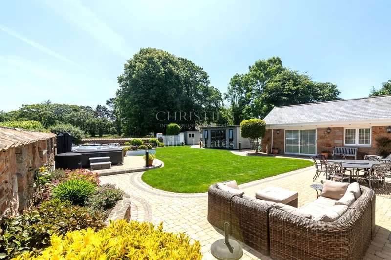 Substantial 4 Bedroom Dormer Bungalow In A Delightful Rural Setting — photograph 2