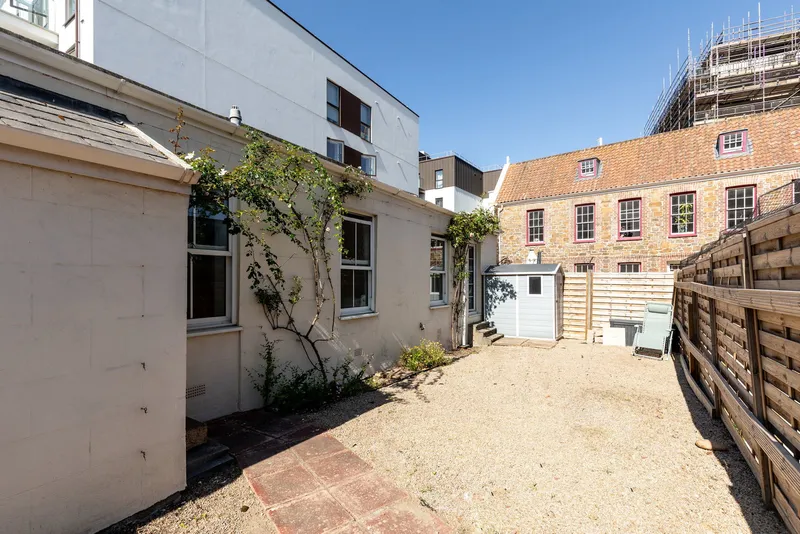 Detached One Bedroom Town Cottage With Garden — photograph 2