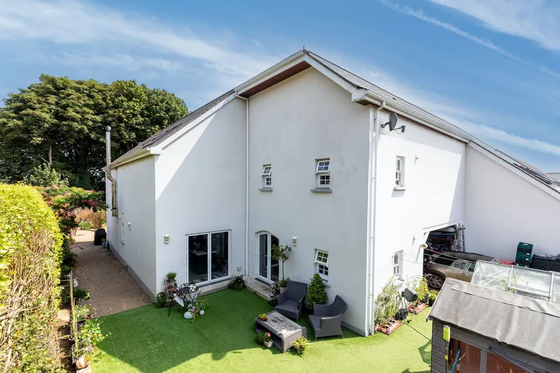 Four Bedroom Traditional Barn Conversion — photograph 6