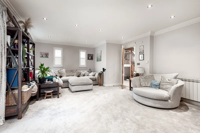 Four Bedroom Traditional Barn Conversion — photograph 8