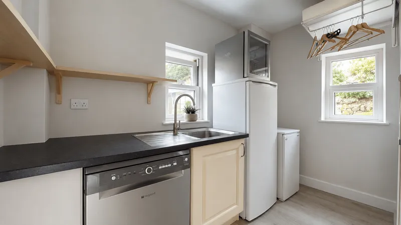 Four Bedroom Traditional Barn Conversion — photograph 9