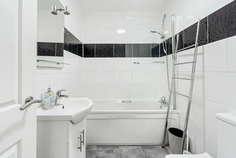 Immaculate One Bedroom Apartment – No Onward Chain — photograph 8