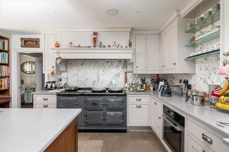 Superb Traditional Jersey Granite Home With Grounds — photograph 7