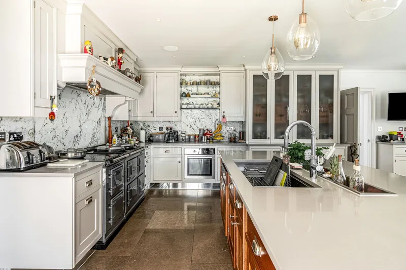 Superb Traditional Jersey Granite Home With Grounds — photograph 8