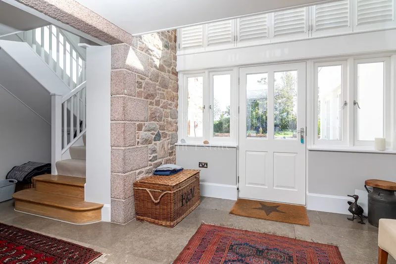 Superb Traditional Jersey Granite Home With Grounds — photograph 6