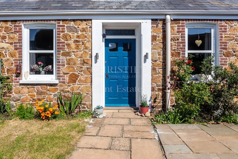 Attractive Two Generation Detached Granite Cottage Near The Beach — photograph 2