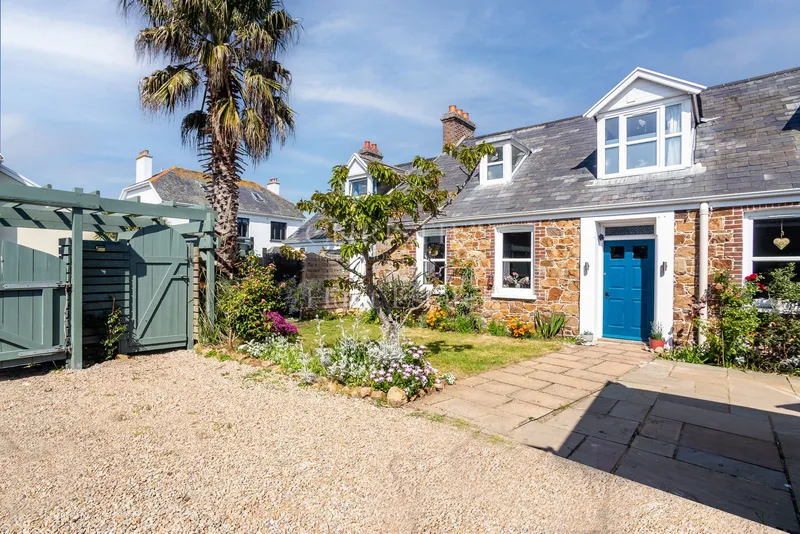 Attractive Two Generation Detached Granite Cottage Near The Beach — photograph 3