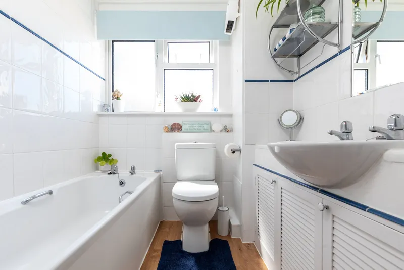 Spacious, Bright and Immaculately Presented One-Bedroom Apartment — photograph 10