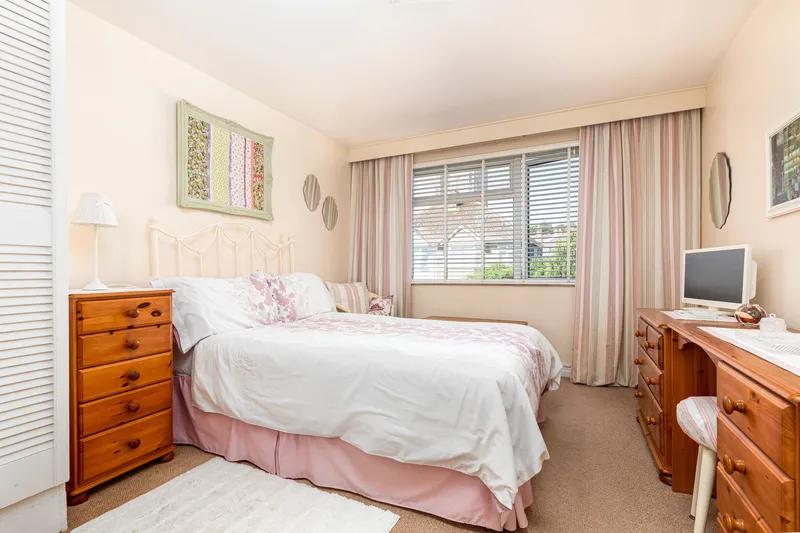 Spacious, Bright and Immaculately Presented One-Bedroom Apartment — photograph 9