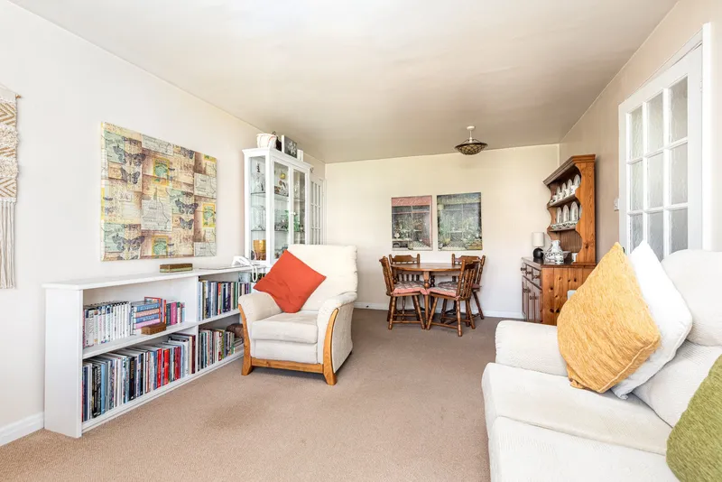 Spacious, Bright and Immaculately Presented One-Bedroom Apartment — photograph 4