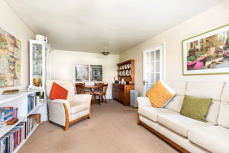 Spacious, Bright and Immaculately Presented One-Bedroom Apartment — photograph 5