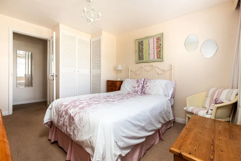 Spacious, Bright and Immaculately Presented One-Bedroom Apartment — photograph 8
