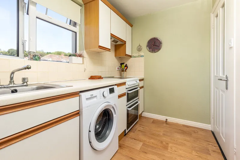 Spacious, Bright and Immaculately Presented One-Bedroom Apartment — photograph 7