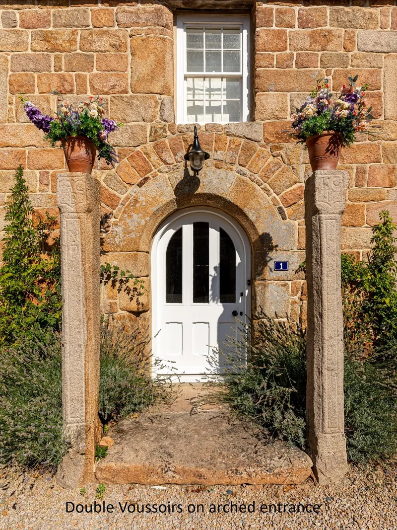 Historical Features Dating Back to 1400s — photograph 4