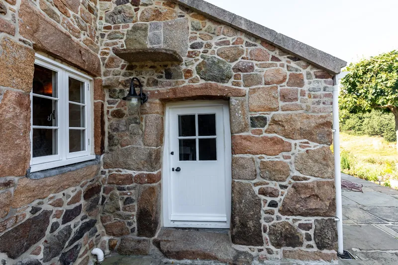 Historical Features Dating Back to 1400s — photograph 6