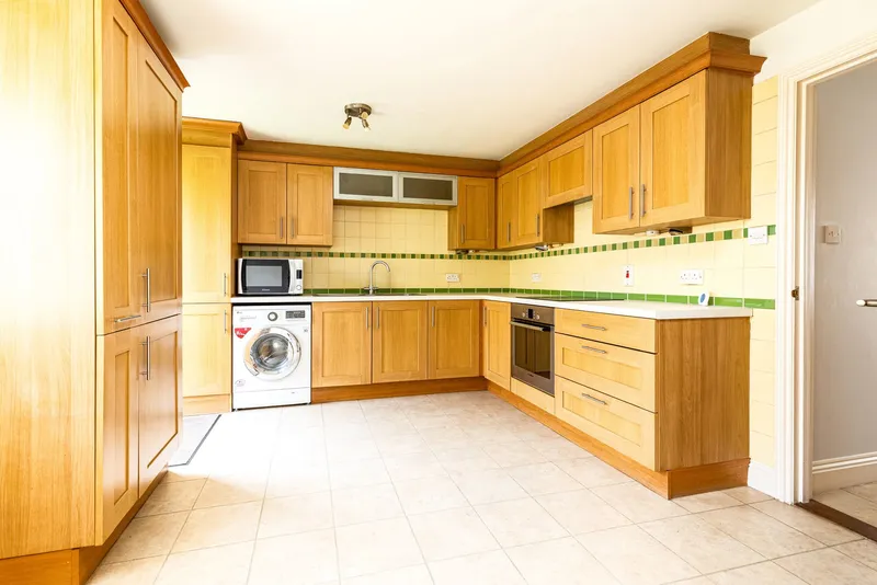 Two Bedroom, Two Bathroom Terraced House with Garage and Garden — photograph 4