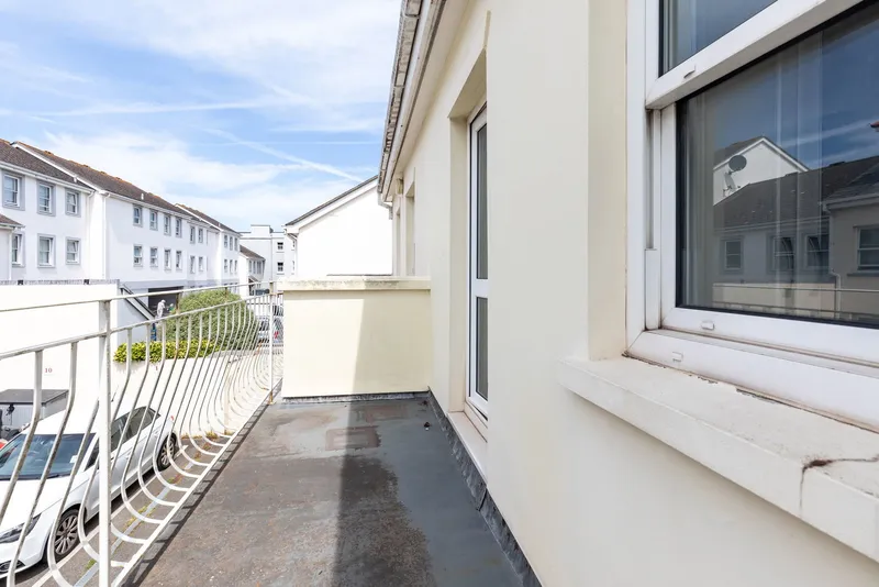 Two Bedroom, Two Bathroom Terraced House with Garage and Garden — photograph 8