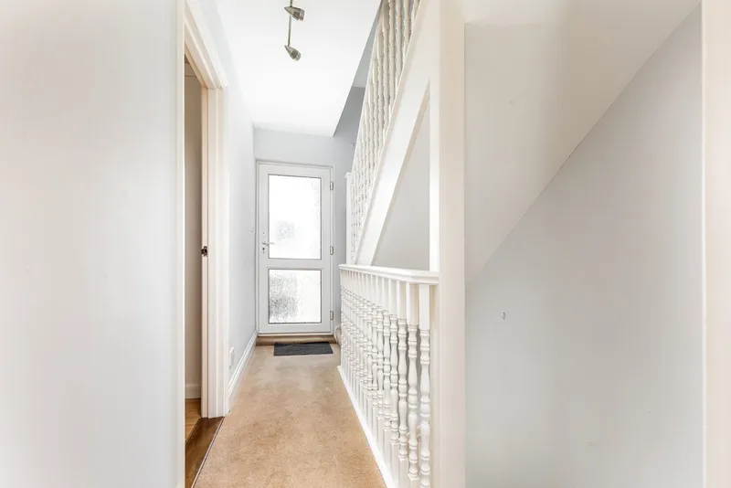 Two Bedroom, Two Bathroom Terraced House with Garage and Garden — photograph 9