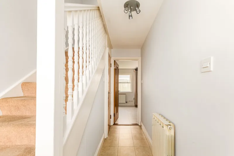 Two Bedroom, Two Bathroom Terraced House with Garage and Garden — photograph 2