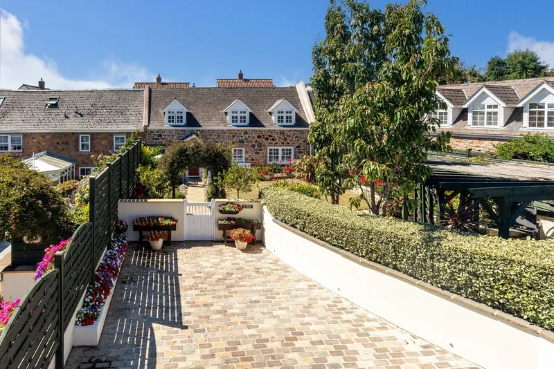 Three-Bedroom Granite Home with Garage & Garden – Rural St Helier — main photograph