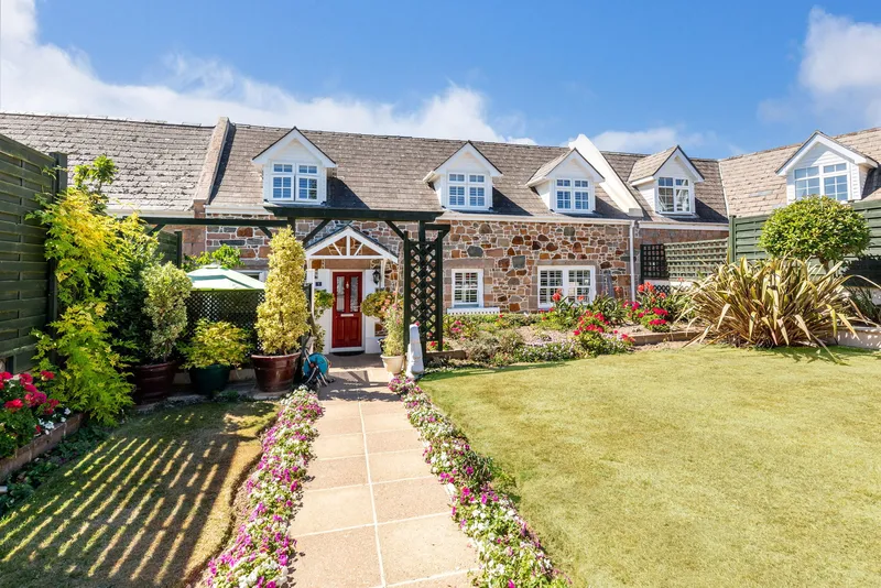 Three-Bedroom Granite Home with Garage & Garden – Rural St Helier — photograph 2