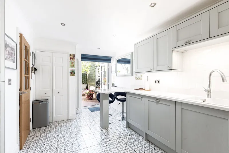 Three-Bedroom Granite Home with Garage & Garden – Rural St Helier — photograph 6