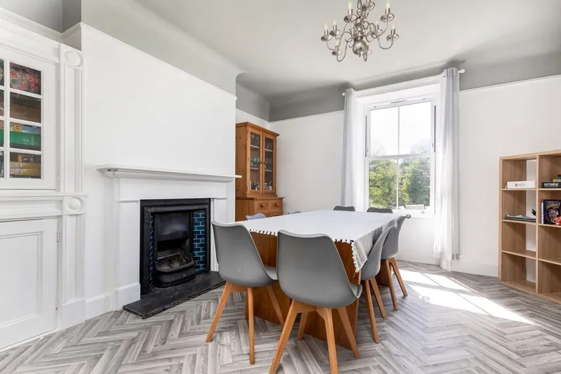 Three-Bedroom Period Property with Country Views — photograph 4
