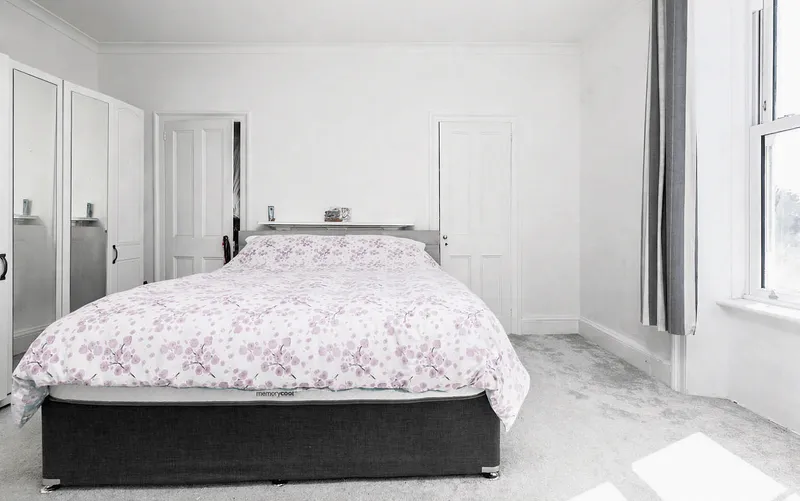 Three-Bedroom Period Property with Country Views — photograph 9