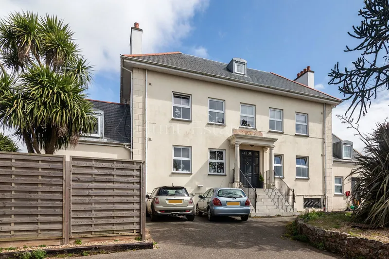 Two-Bedroom Purpose-Built Apartment With Parking — main photograph
