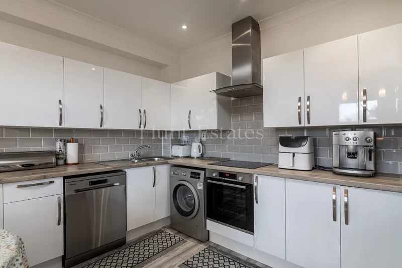Two-Bedroom Purpose-Built Apartment With Parking — photograph 6