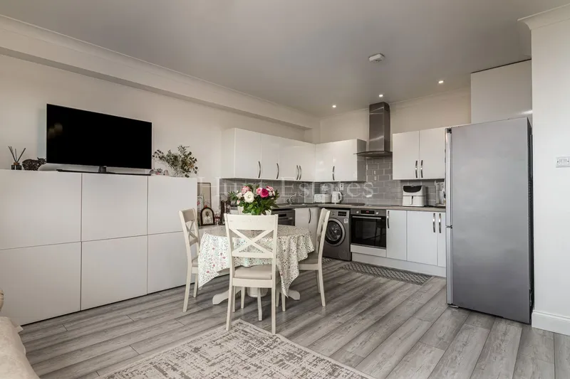 Two-Bedroom Purpose-Built Apartment With Parking — photograph 5
