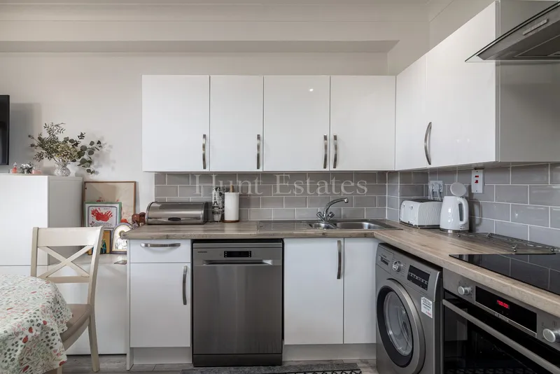 Two-Bedroom Purpose-Built Apartment With Parking — photograph 7
